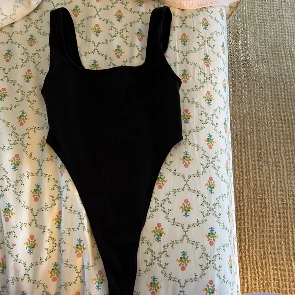 Alo Yoga Airbrush Hot Shot Bodysuit in black, XS